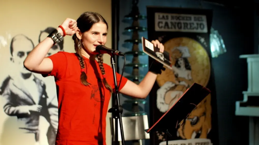 La artista Siracusa Bravo Guerrero en una actuación de perfopoesía en Las noches del Cangrejo (Sevilla). SA