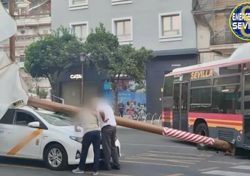 Imagen del taxi siniestrado tras la caída de una pérgola al chocarse un autobús de Tussam en la Plaza del Duque en Sevilla. - EMERGENCIAS SEVILLA