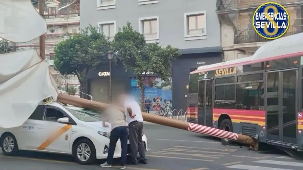 Imagen del taxi siniestrado tras la caída de una pérgola al chocarse un autobús de Tussam en la Plaza del Duque en Sevilla. - EMERGENCIAS SEVILLA