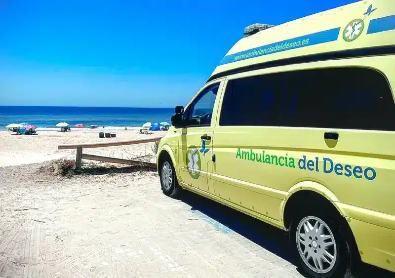 Imagen de la "Ambulancia del Deseo" en la playa - CONSEJERÍA DE SALUD