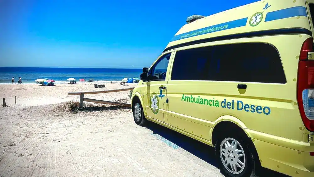 Imagen de la "Ambulancia del Deseo" en la playa - CONSEJERÍA DE SALUD
