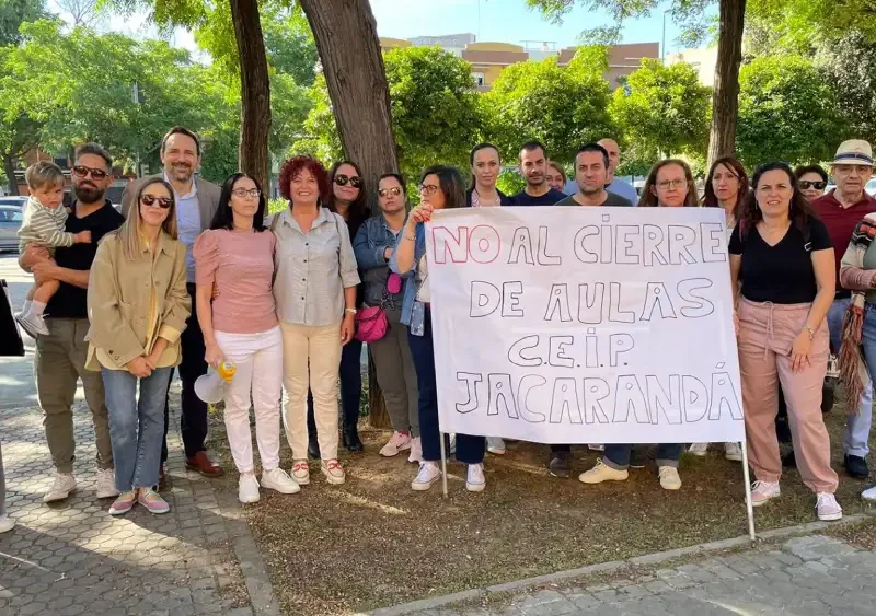 Archivo - Imagen de archivo de la concentración de las familias del CEIP Jacarandá ante la Delegación Territorial de la Consejería de Educación. - AMPA CARACOL - Archivo