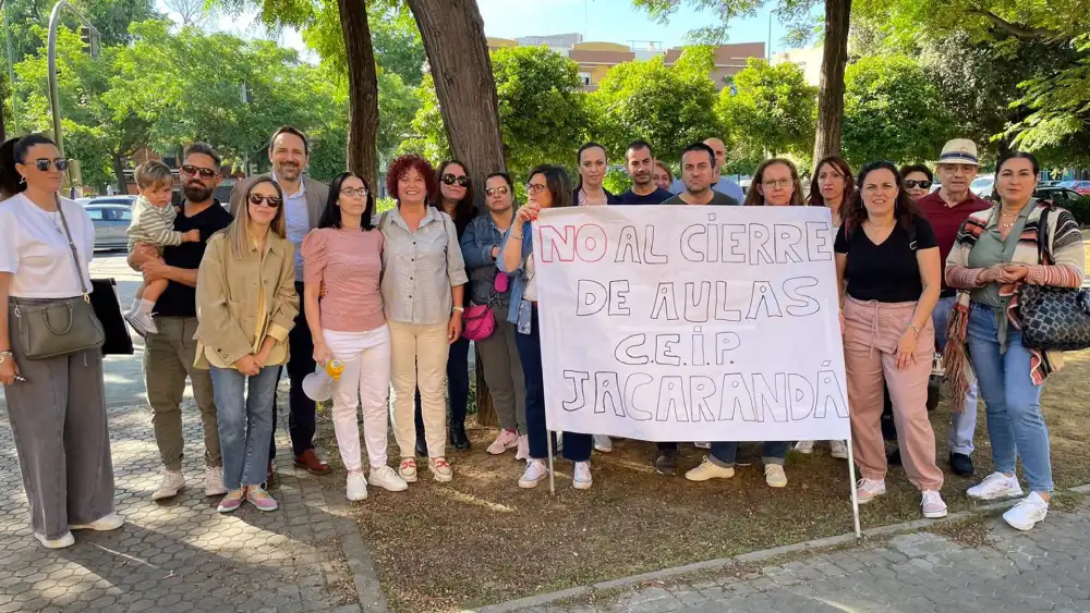 Archivo - Imagen de archivo de la concentración de las familias del CEIP Jacarandá ante la Delegación Territorial de la Consejería de Educación. - AMPA CARACOL - Archivo