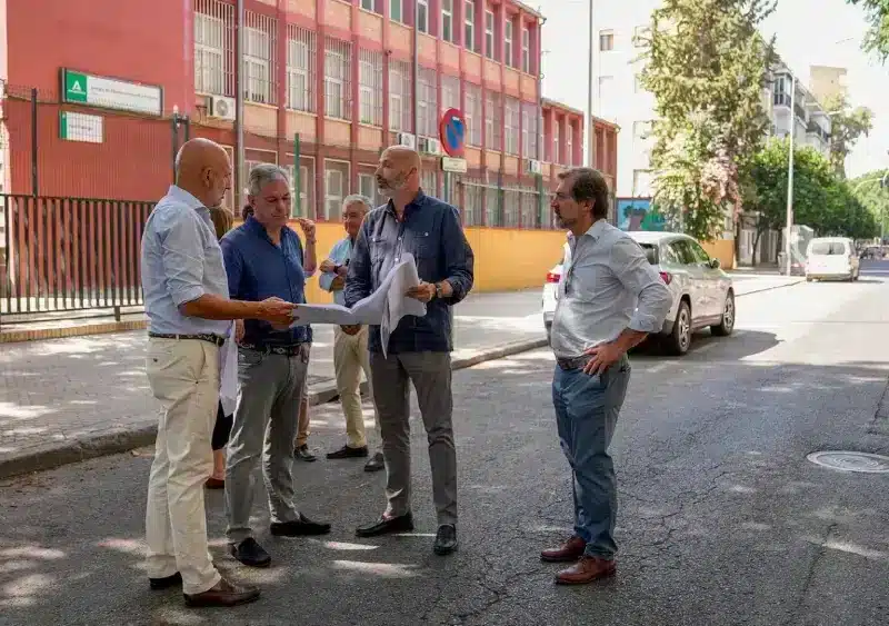 Sanz en la reurbanización de la calle Juan Díaz de Solís - AYUNTAMIENTO DE SEVILLA