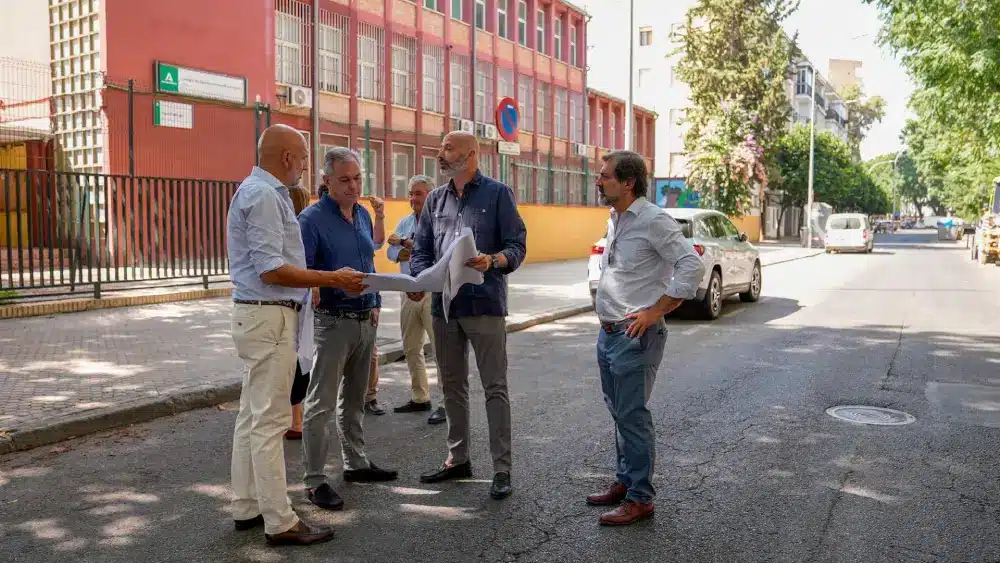 Sanz en la reurbanización de la calle Juan Díaz de Solís - AYUNTAMIENTO DE SEVILLA
