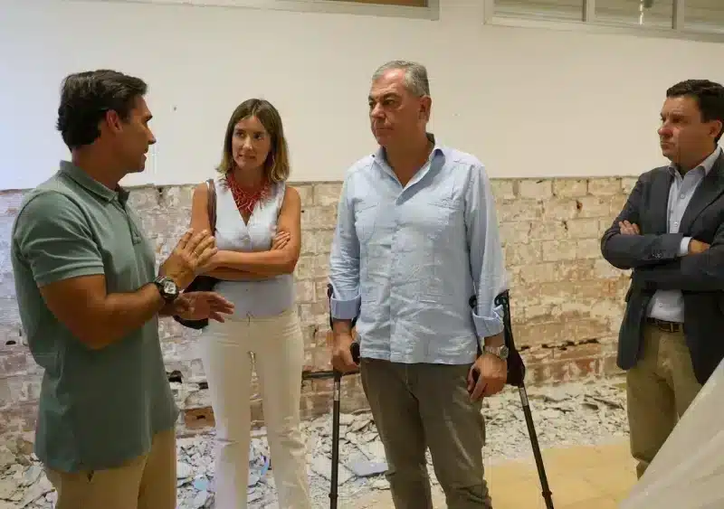 El alcalde de Sevilla, José Luis Sanz, atiende a las explicaciones de los directivos del CEIP Buenavista de San Jerónimo. - AYUNTAMIENTO DE SEVILLA