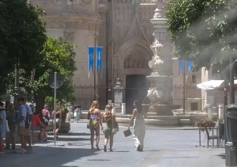Aspersores de un bar refrescan la temperatura en la calle Mateos Gago de Sevilla en pleno verano - Rocío Ruz - Europa Press