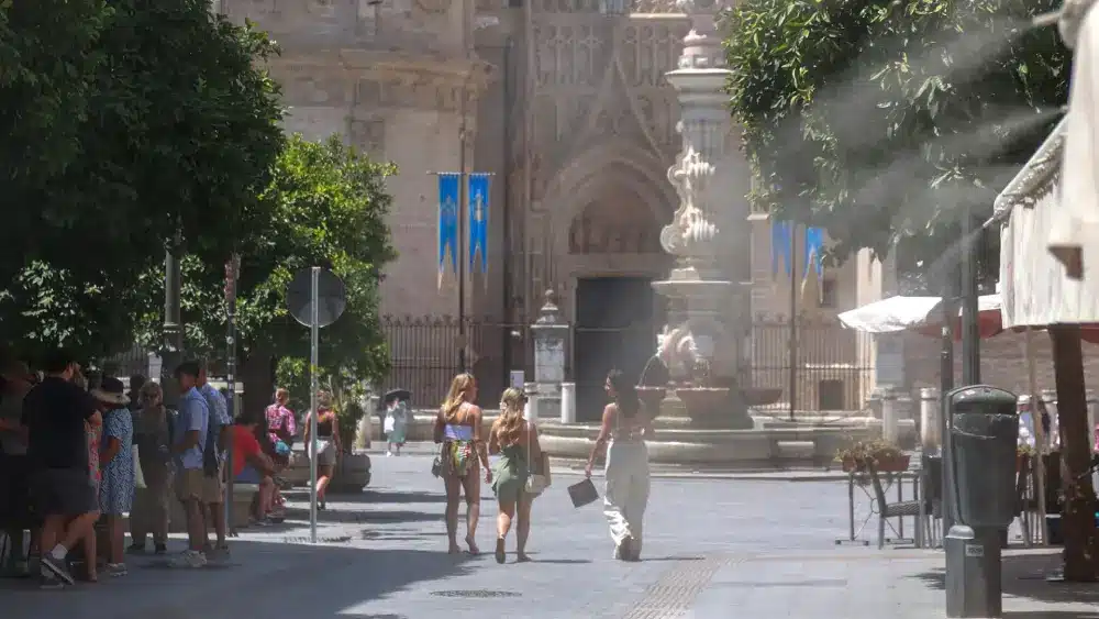 Aspersores de un bar refrescan la temperatura en la calle Mateos Gago de Sevilla en pleno verano - Rocío Ruz - Europa Press