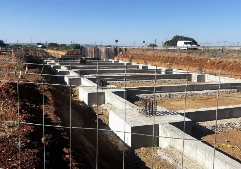 Cimientos de una de las paradas de la línea 3 del metro en Pino Montano. @Sevillaquieremetro