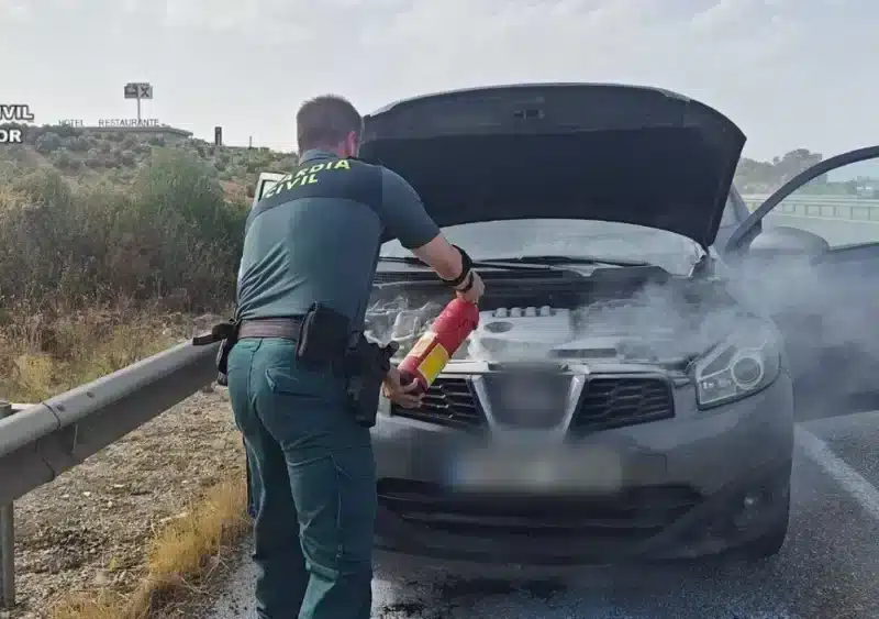 La Guardia Civil auxilia a una familia en la A-66 a la altura de Guillena tras arder su vehículo. - GUARDIA CIVIL