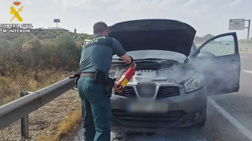 La Guardia Civil auxilia a una familia en la A-66 a la altura de Guillena tras arder su vehículo. - GUARDIA CIVIL