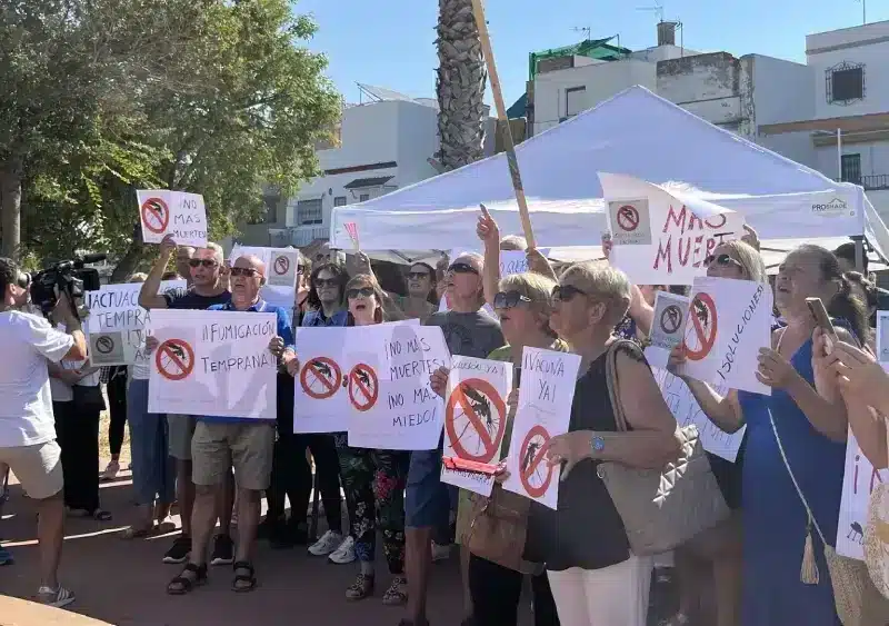 Concentración de los vecinos de La Puebla del Río (Sevilla) en protesta por el virus del Nilo. - EUROPA PRESS