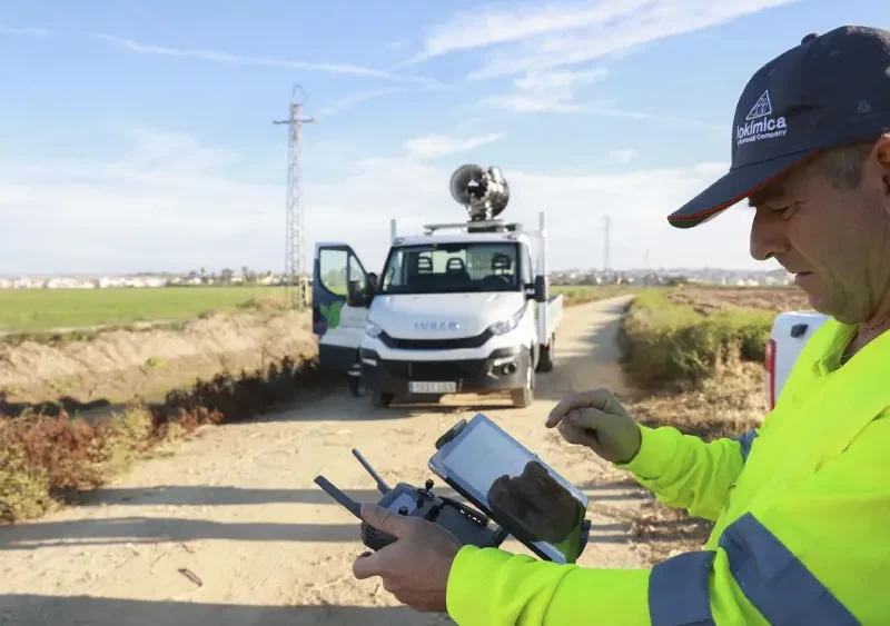 Un agente toma mediciones en un arrozal en La Puebla del Río durante la campaña para el tratamiento contra los mosquitos que propagan el Virus del Nilo Occidental (VNO). - Rocío Ruz - Europa Press