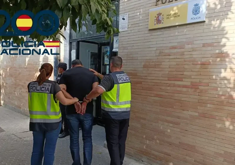 Agentes de la Policía Nacional con uno de los detenidos. - POLICÍA NACIONAL