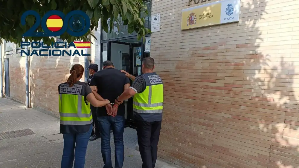 Agentes de la Policía Nacional con uno de los detenidos. - POLICÍA NACIONAL