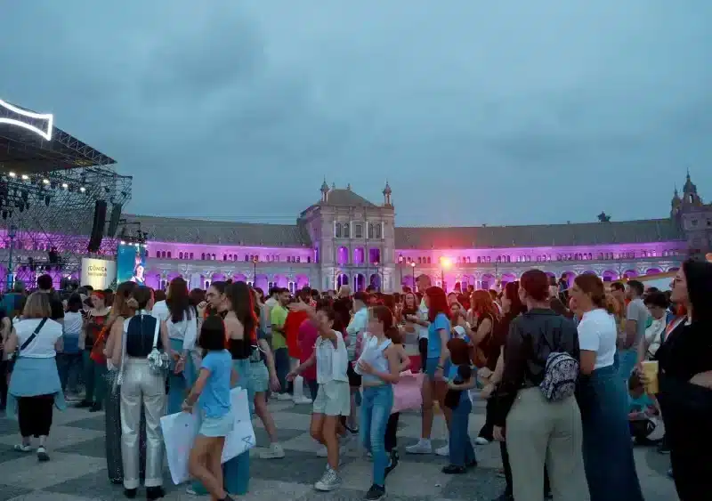 Archivo - Ambiente en la plaza de España antes de un concierto de Icónica - Rocío Ruz - Europa Press - Archivo