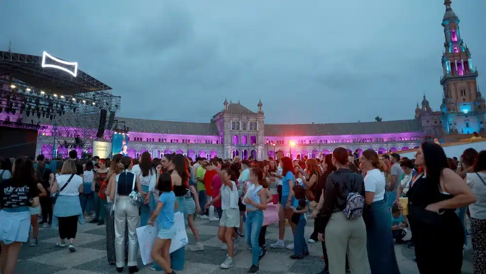 Archivo - Ambiente en la plaza de España antes de un concierto de Icónica - Rocío Ruz - Europa Press - Archivo