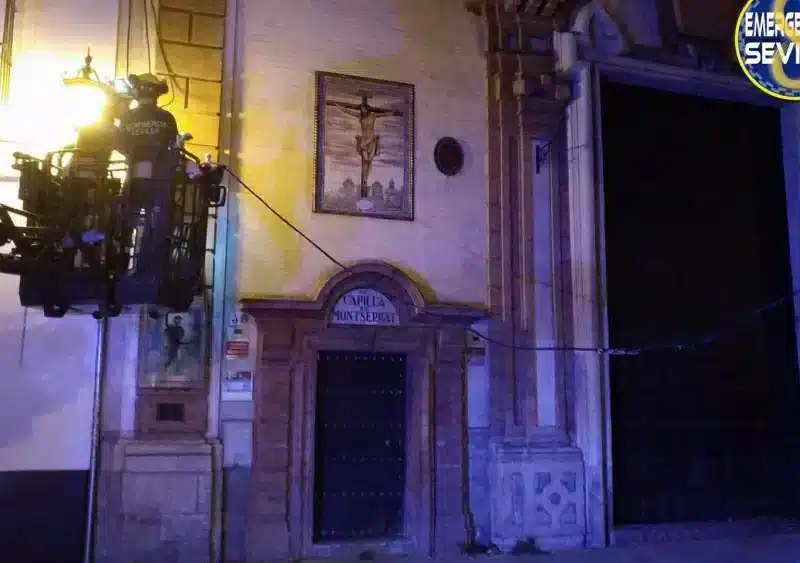 Imagen de la actuación de los bomberos y la Policía Local en la calle San Pablo - EMERGENCIAS SEVILLA