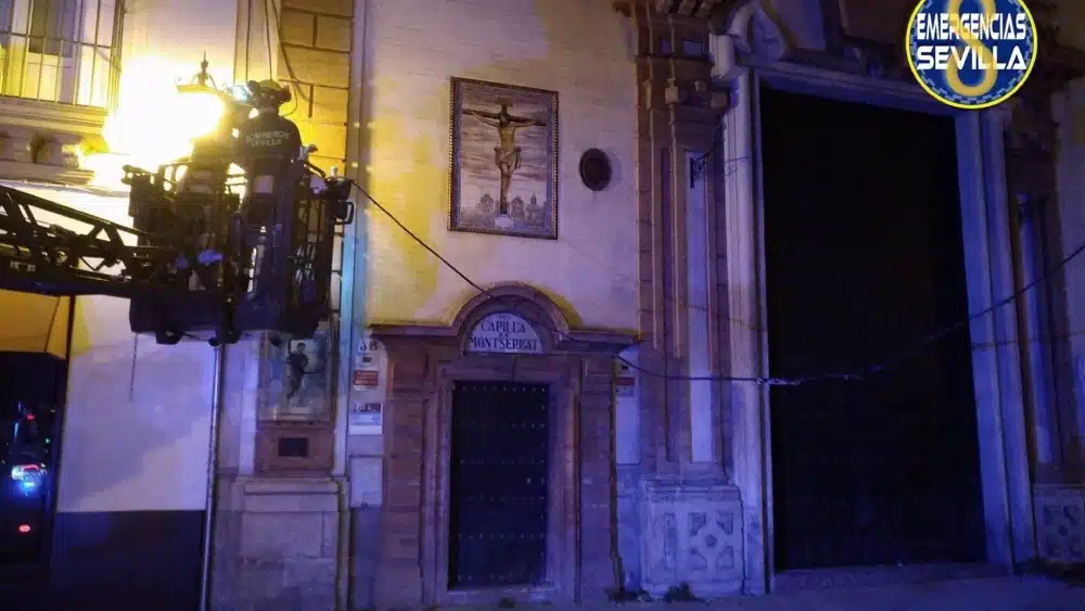 Imagen de la actuación de los bomberos y la Policía Local en la calle San Pablo - EMERGENCIAS SEVILLA