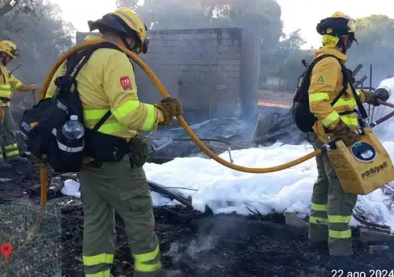 Bomberos del Plan Infoca apagan las llamas en el interior de una parcela de la urbanización La Mina, en Castilblanco de los Arroyos (Sevilla). - PLAN INFOCA