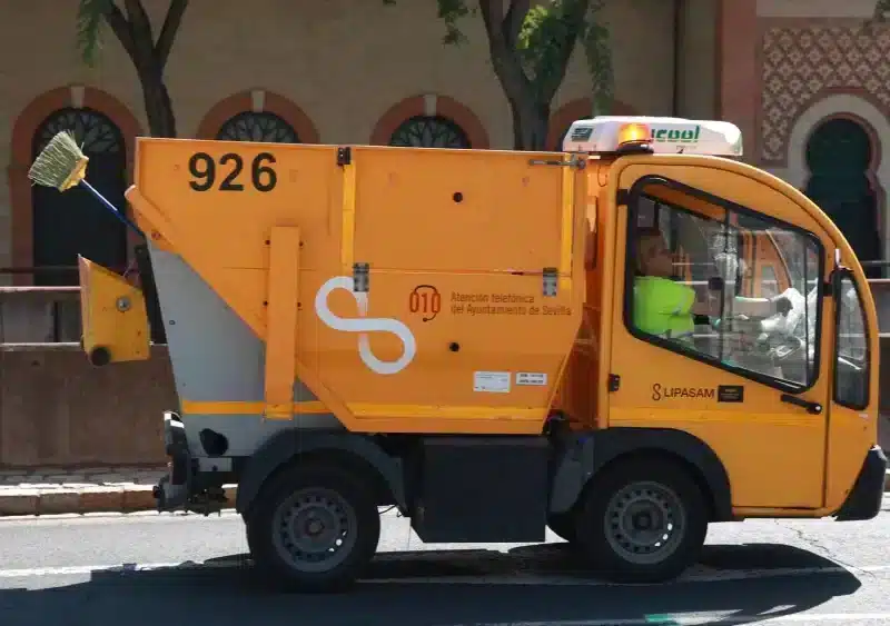 Un vehículo de la empresa municipal de limpieza Lipasam circula por el centro de Sevilla - ROCÍO RUZ / EUROPA PRESS