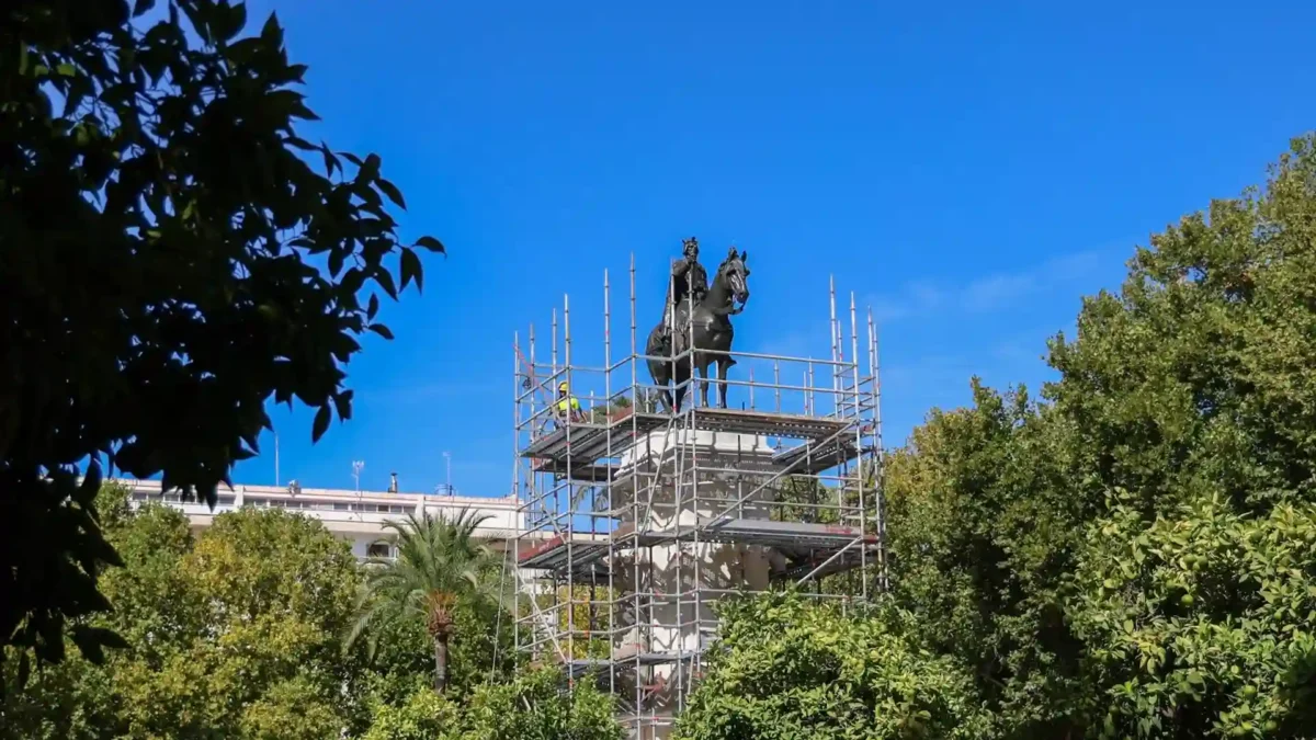 Archivo - Retirada de los andamios del monumento a Fernando III en la Plaza Nueva tras su restauración - AYTO.DE SEVILLA - Archivo