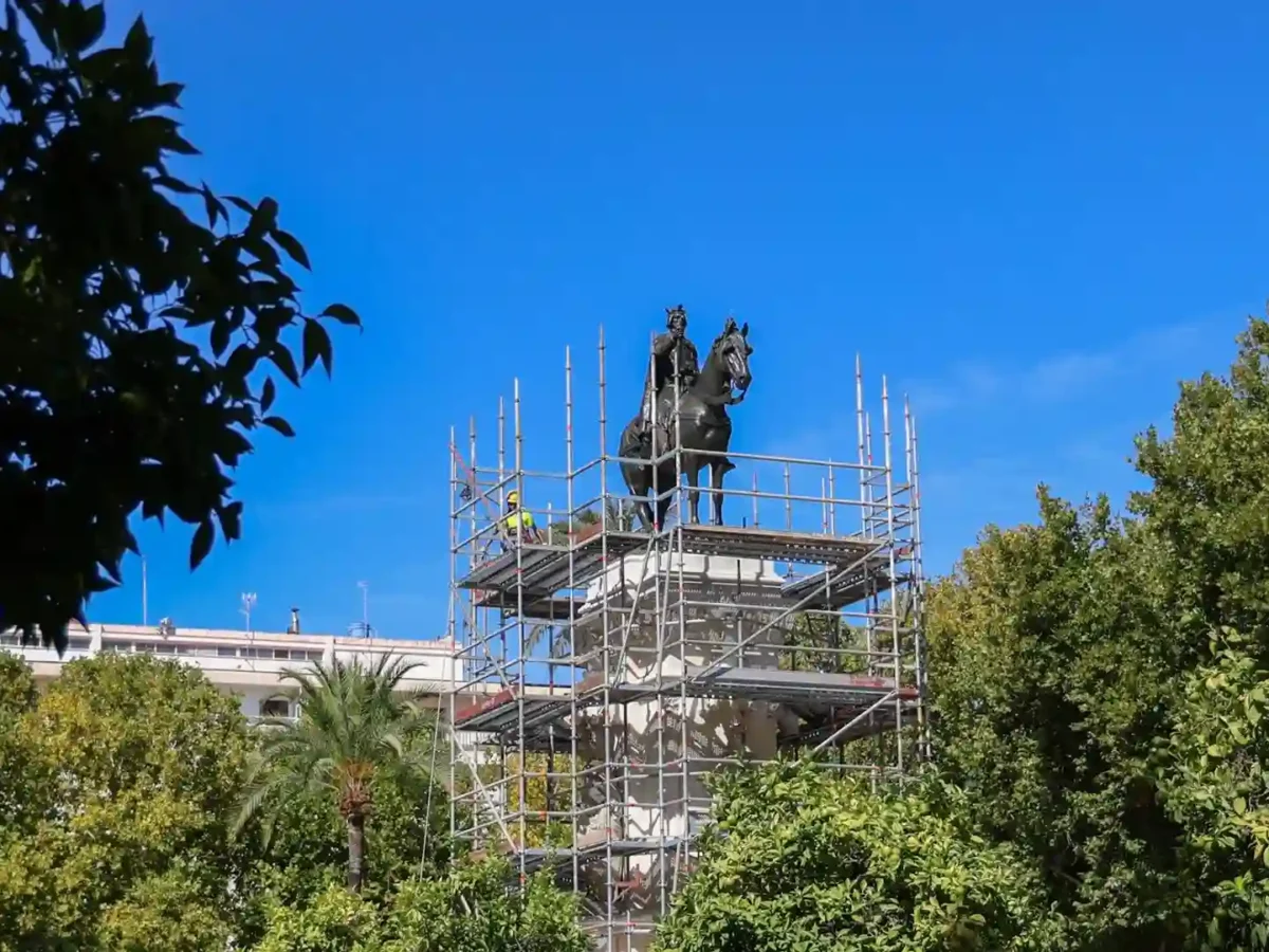Archivo - Retirada de los andamios del monumento a Fernando III en la Plaza Nueva tras su restauración - AYTO.DE SEVILLA - Archivo