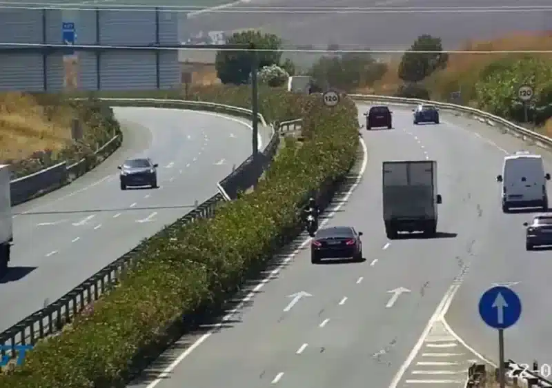 Imagen de la moto circulando en sentido contrario por la A-4 captada por las cámaras de la DGT. - GUARDIA CIVIL