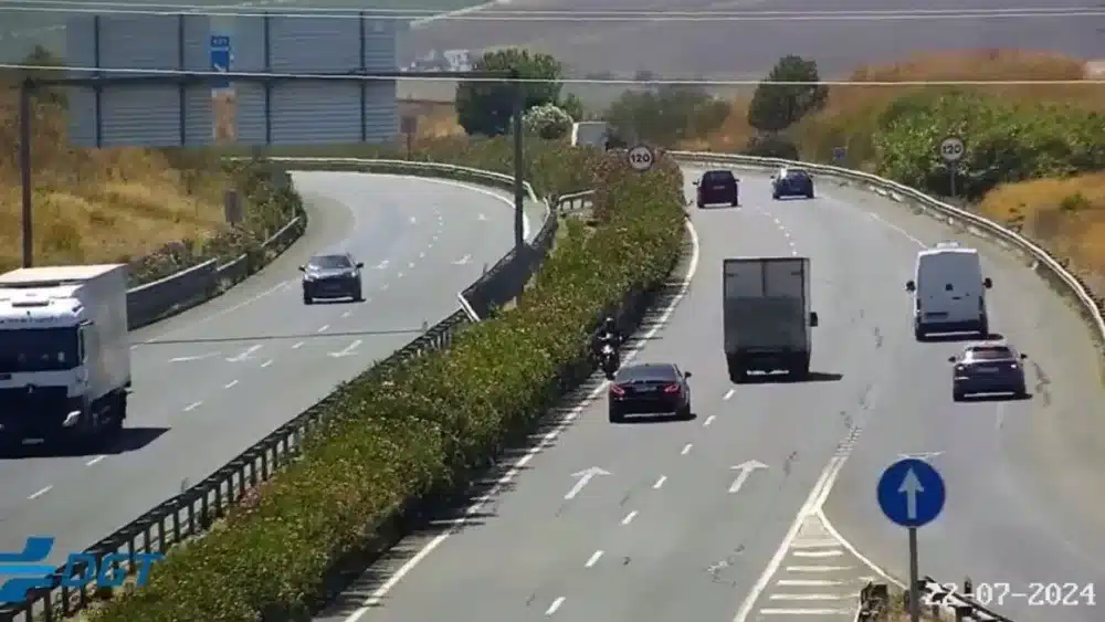 Imagen de la moto circulando en sentido contrario por la A-4 captada por las cámaras de la DGT. - GUARDIA CIVIL