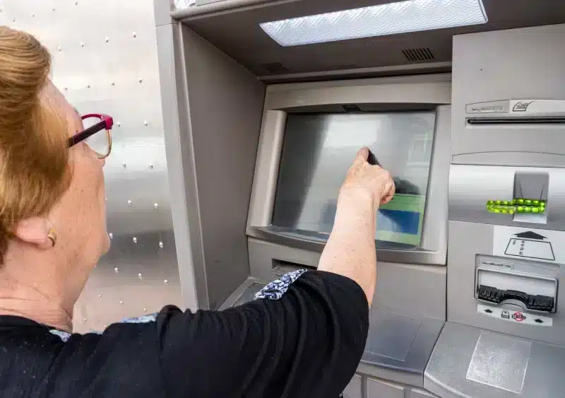 Imagen de una mujer mayor en un cajero automático. @miguelaf_stock