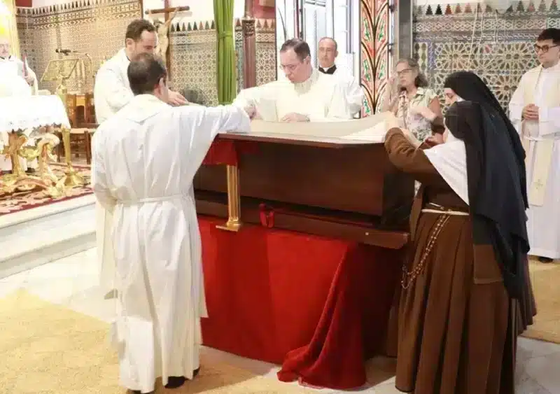 Traslado de los restos mortales del padre Torres Padilla, cofundador de la Compañía de la Cruz - ARCHIDIÓCESIS DE SEVILLA