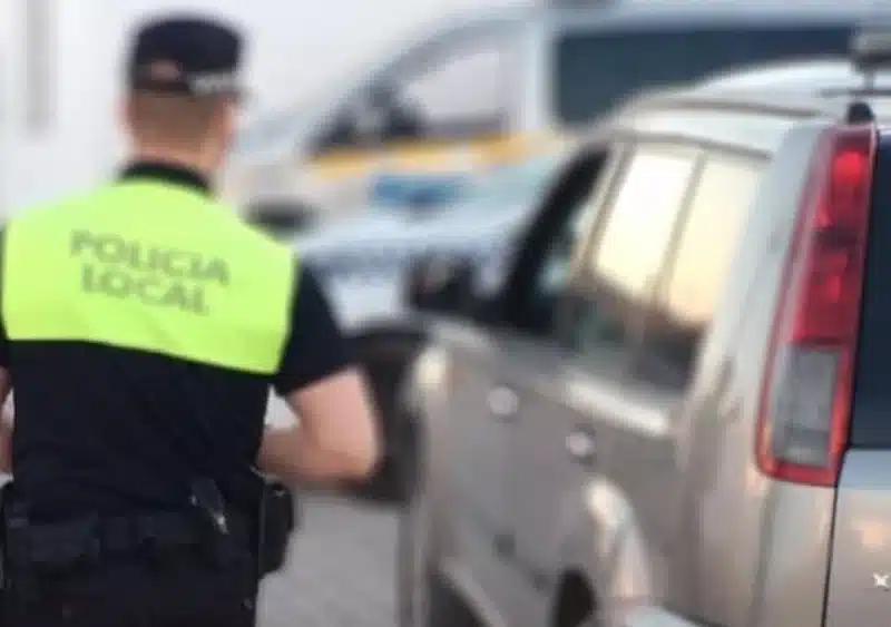 Archivo - Un policía local de la localidad sevillana de Osuna - POLICÍA LOCAL DE OSUNA - Archivo