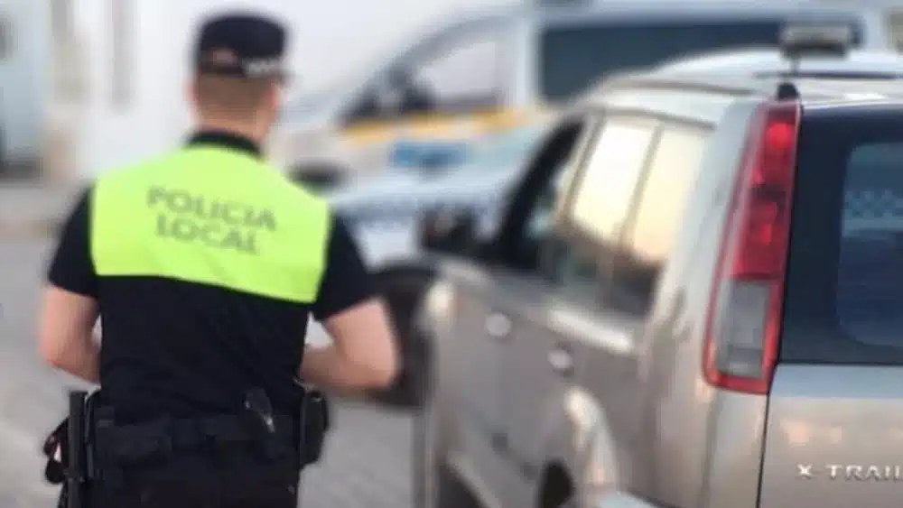 Archivo - Un policía local de la localidad sevillana de Osuna - POLICÍA LOCAL DE OSUNA - Archivo