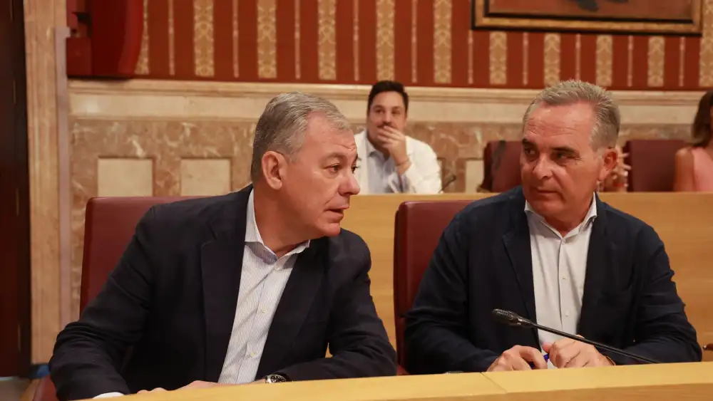 El alcalde de Sevilla, José Luis Sanz, junto al delegado de Hacienda, Juan Bueno. - ROCÍO RUZ - EUROPA PRESS