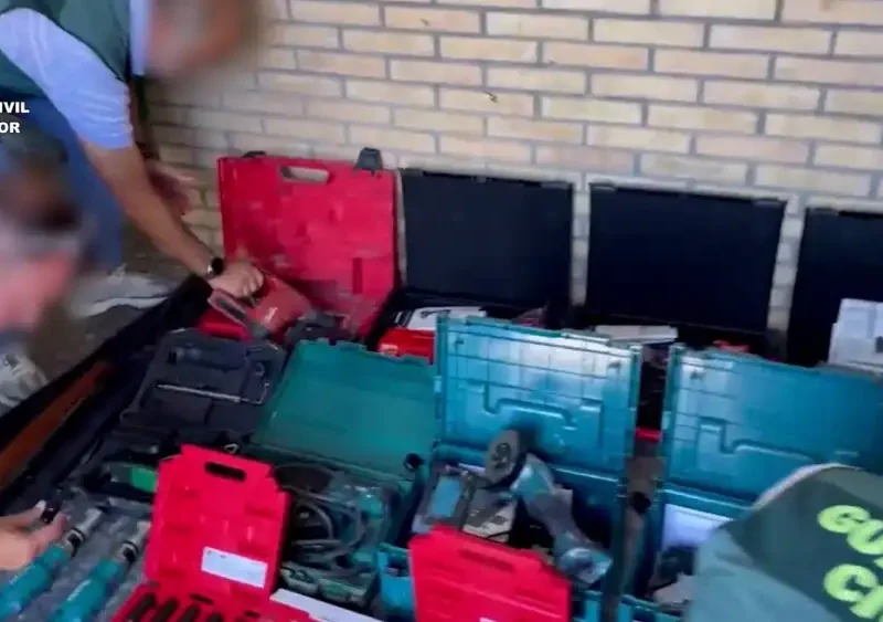 Herramientas para efectuar el montaje de paneles fotovoltaicos sustraídas por la Guardia Civil en la Operación. - GUARDIA CIVIL