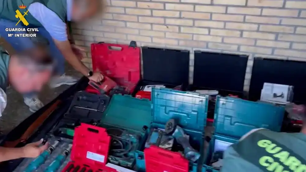 Herramientas para efectuar el montaje de paneles fotovoltaicos sustraídas por la Guardia Civil en la Operación. - GUARDIA CIVIL