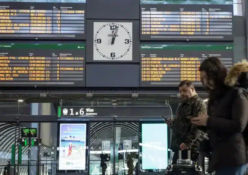 Archivo - Pasajeros en la estación ferroviaria de Santa Justa, con el panel de los horarios al fondo, en una imagen de archivo - María José López - Europa Press - Archivo