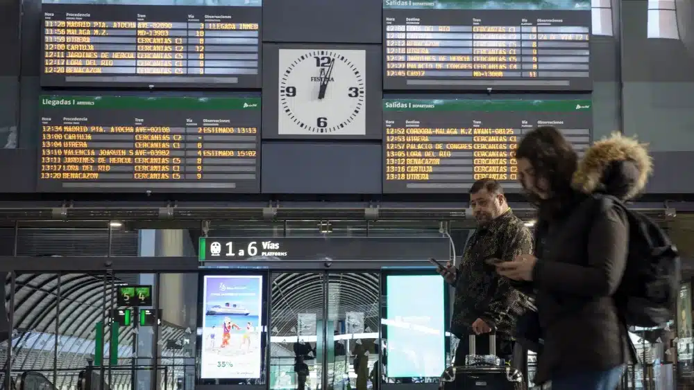 Archivo - Pasajeros en la estación ferroviaria de Santa Justa, con el panel de los horarios al fondo, en una imagen de archivo - María José López - Europa Press - Archivo