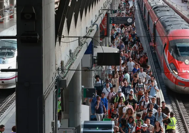 Viajeros en los andenes de la estación de Santa Justa. - Rocío Ruz - Europa Press