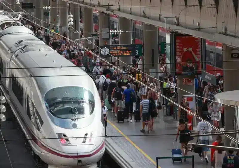 Viajeros en los andenes de la estación de Santa Justa. - Rocío Ruz - Europa Press