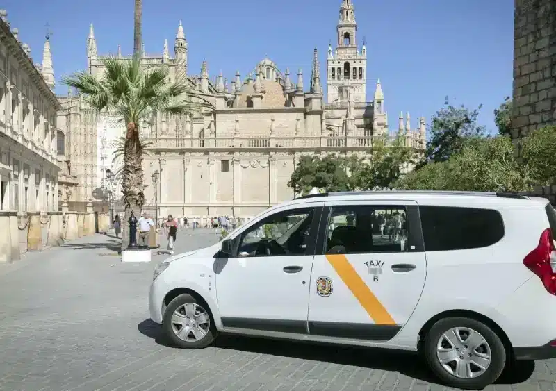 Un taxi circulando por el centro histórico - María José López - Europa Press - Archivo