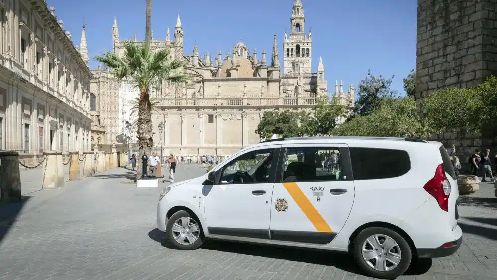 Un taxi circulando por el centro histórico - María José López - Europa Press - Archivo
