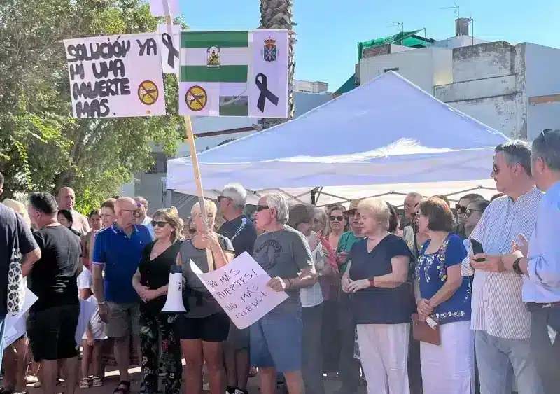 Concentración de los vecinos de La Puebla del Río (Sevilla) en protesta por el virus del Nilo. - EUROPA PRESS
