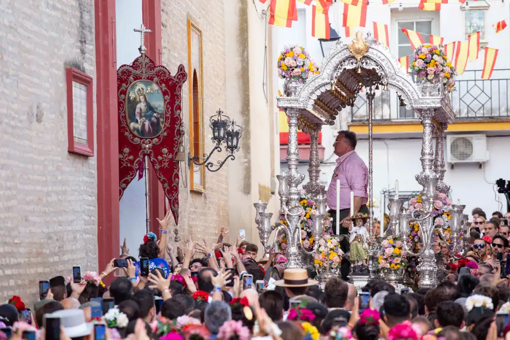 El simpecado pastoreño sale de la parroquia en la mañana del sábado para iniciar la peregrinación hasta la aldea de la Divina Pastora (Foto: Hermandad de la Divina Pastora de Cantillana / Estudio Imagen)