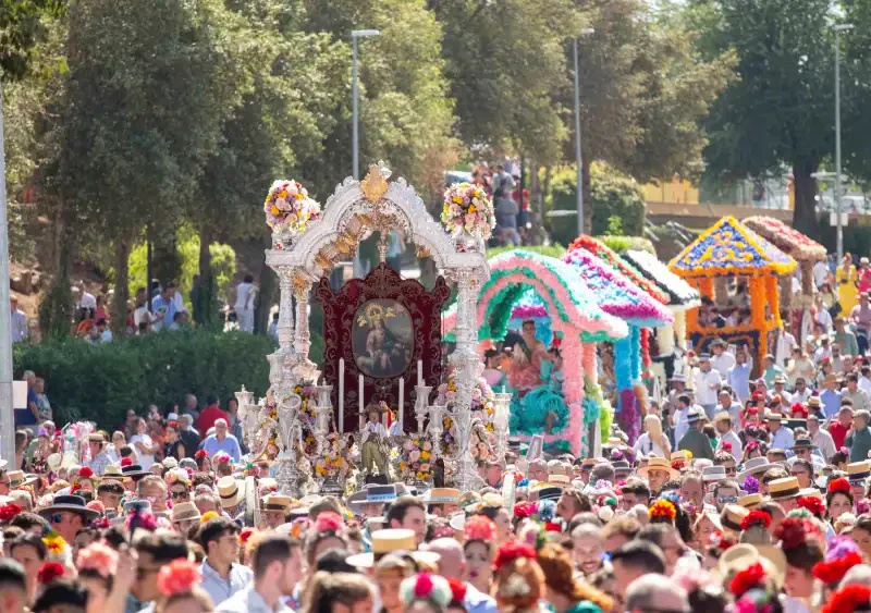 Una marea humana acompaña al simpecado en su camino hasta la aldea pastoreña (Foto: Hermandad de la Divina Pastora de Cantillana / Estudio Imagen)