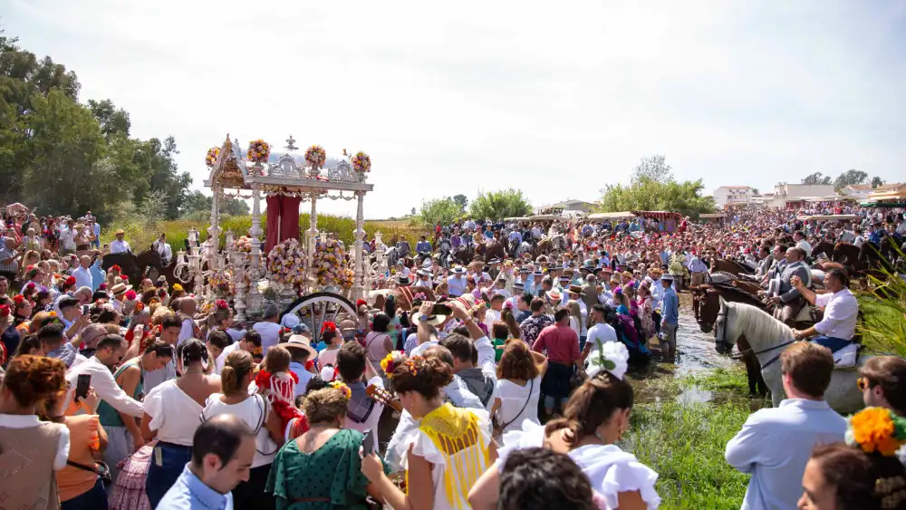 Al paso de la carreta de plata por el vado del río Viar se cantará la Salve (Foto: Hermandad de la Divina Pastora de Cantillana / Estudio Imagen)