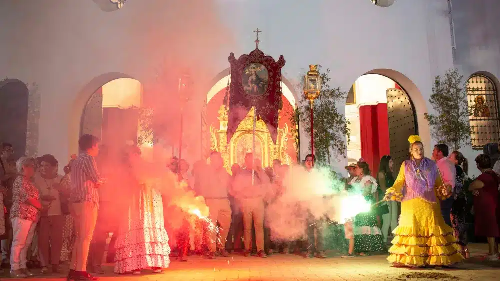 El simpecado saldrá en la noche del sábado para presidir el Santo Rosario cantado por las calles de la aldea, en el que participan las hermandades pastoreñas invitadas (Foto: Hermandad de la Divina Pastora de Cantillana / Estudio Imagen)