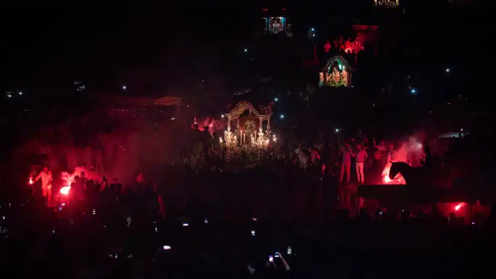 En la noche del domingo, en el camino de vuelta, la carreta de plata cruza el río Viar alumbrada por cientos de bengalas (Foto: Hermandad de la Divina Pastora de Cantillana / Estudio Imagen)