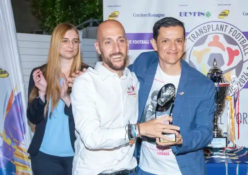 A la izquierda, Juan José Fernández recibiendo el premio a mejor portero. JJFC