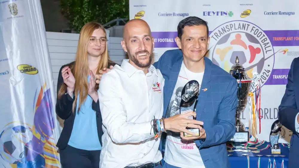 A la izquierda, Juan José Fernández recibiendo el premio a mejor portero. JJFC